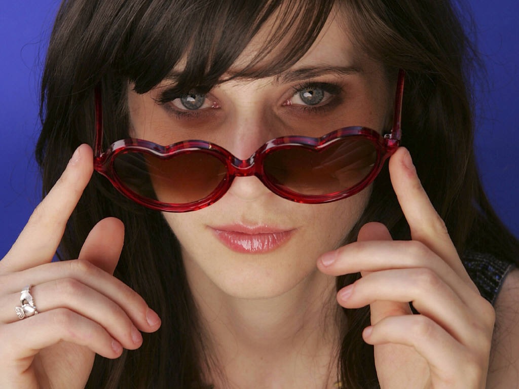 [Zooey Deschanel 1 1024x768 Desktop Stars Wallpapers[2].jpg]